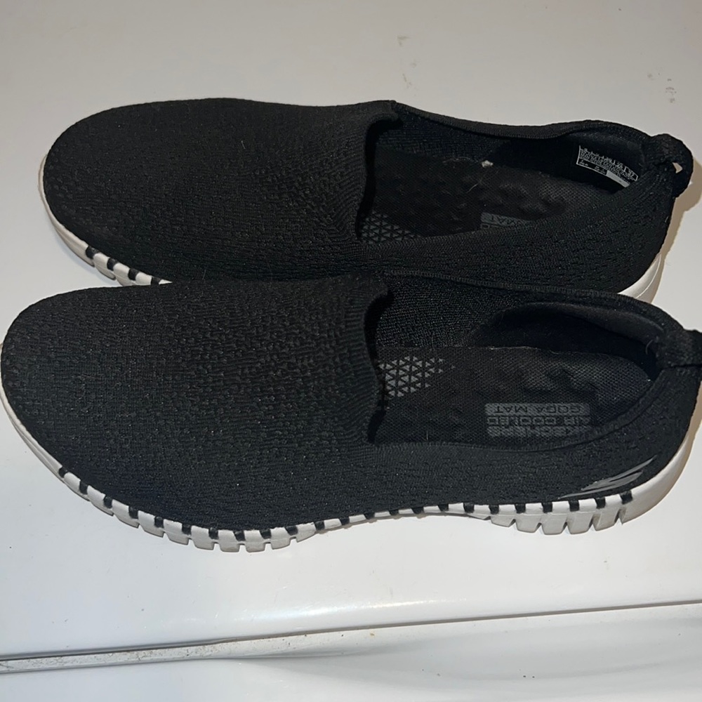 Sketchers Size 8 Air Cooled Goga Mat Slip On Athletic Shoes
